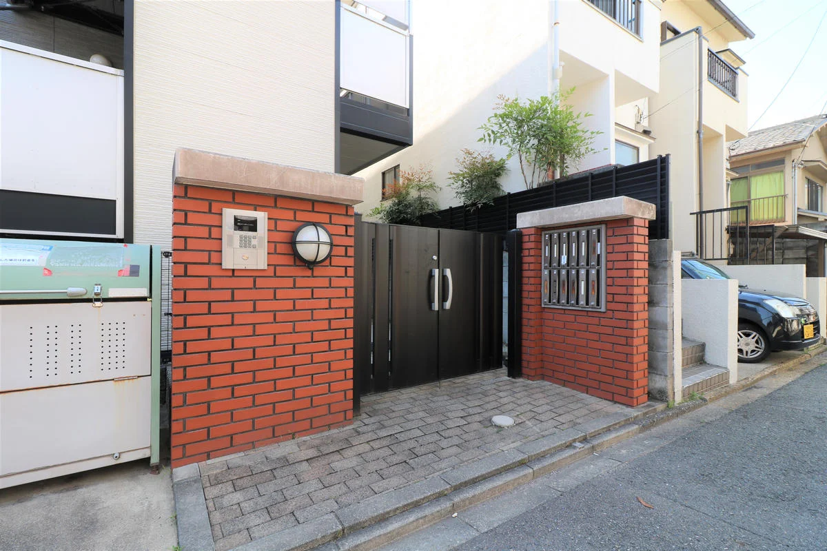 オートロックとモニター付きインターホン完備で女性にも安心
