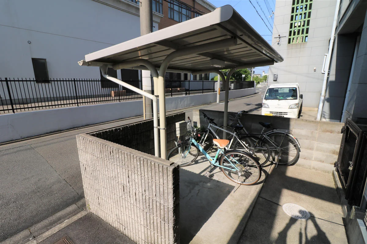 屋根付き駐輪場を完備（無料）※原動機付（50CC）までなら可