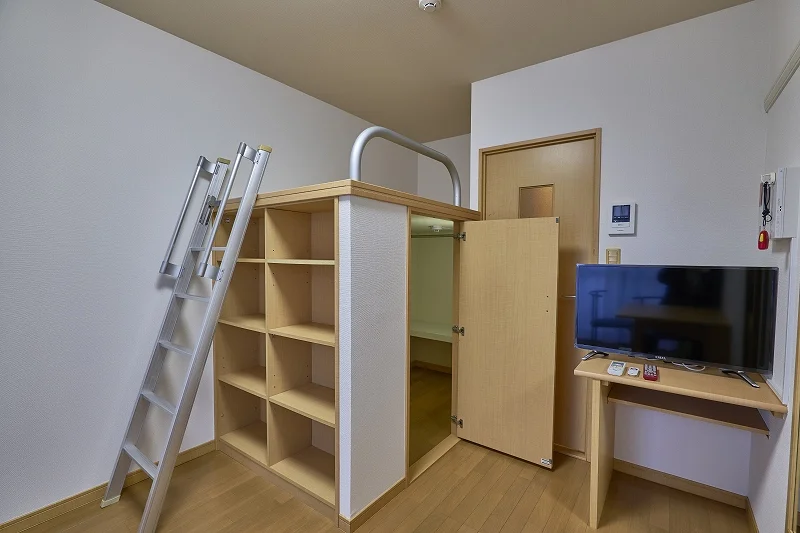 ベッドの下は収納に役立つウォーキングクローゼット