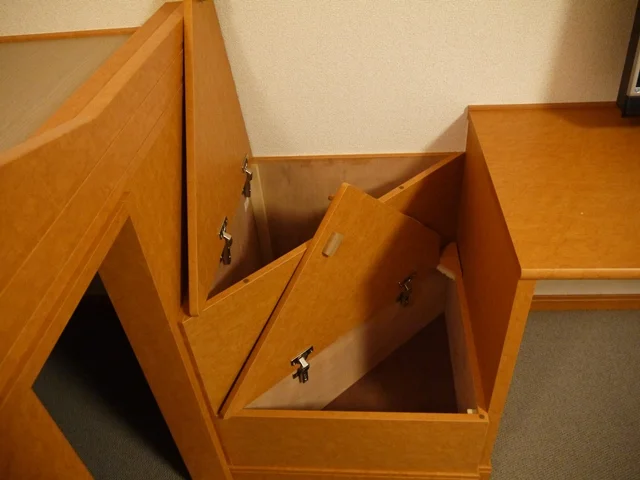 ハイベッド階段部分にも収納できます