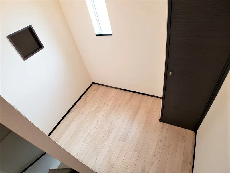 多くの物が収納可能な階段上倉庫