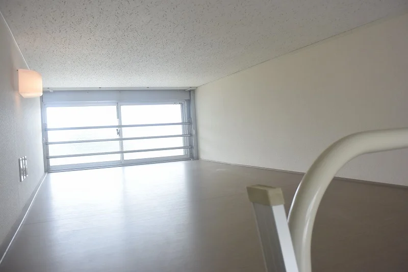 ロフトで寝てスペースを有効活用。