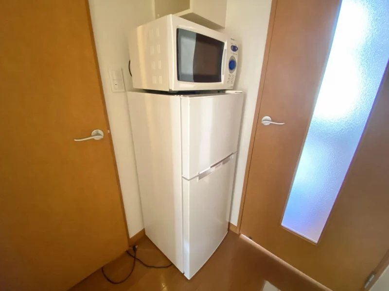 電子レンジと冷蔵庫付いてます。