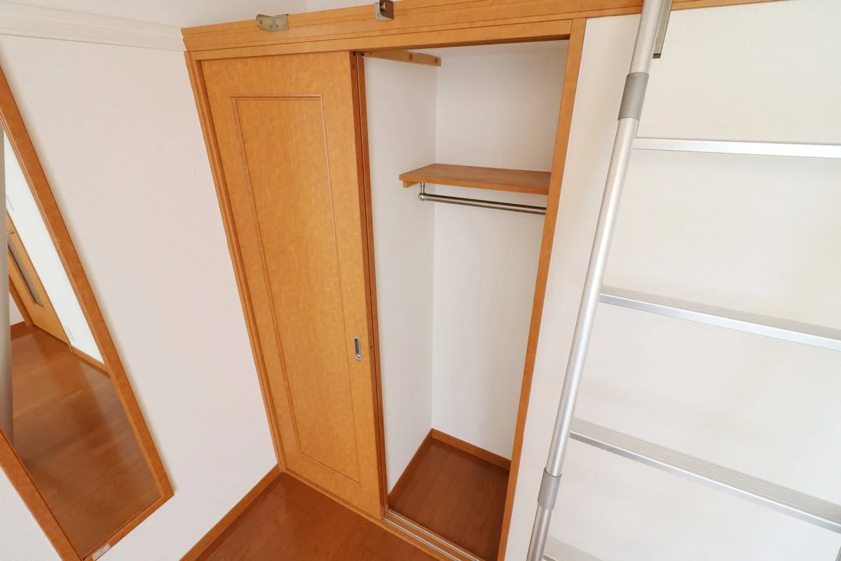 ハシゴを付け替えればクローゼットの上も収納活用が可能！