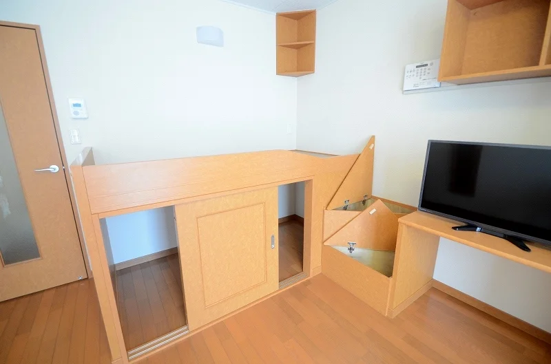 ベッド下には広々収納スペース！