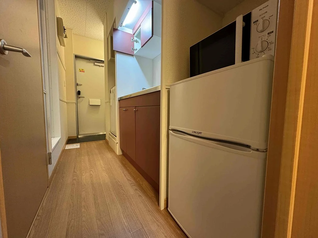 ※同タイプ部屋の写真となります（冷蔵庫・レンジ）