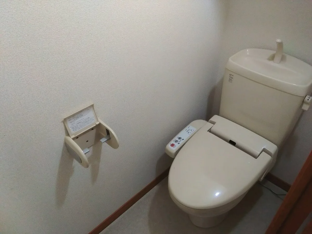 温水便座付きで快適生活    風呂・トイレ別