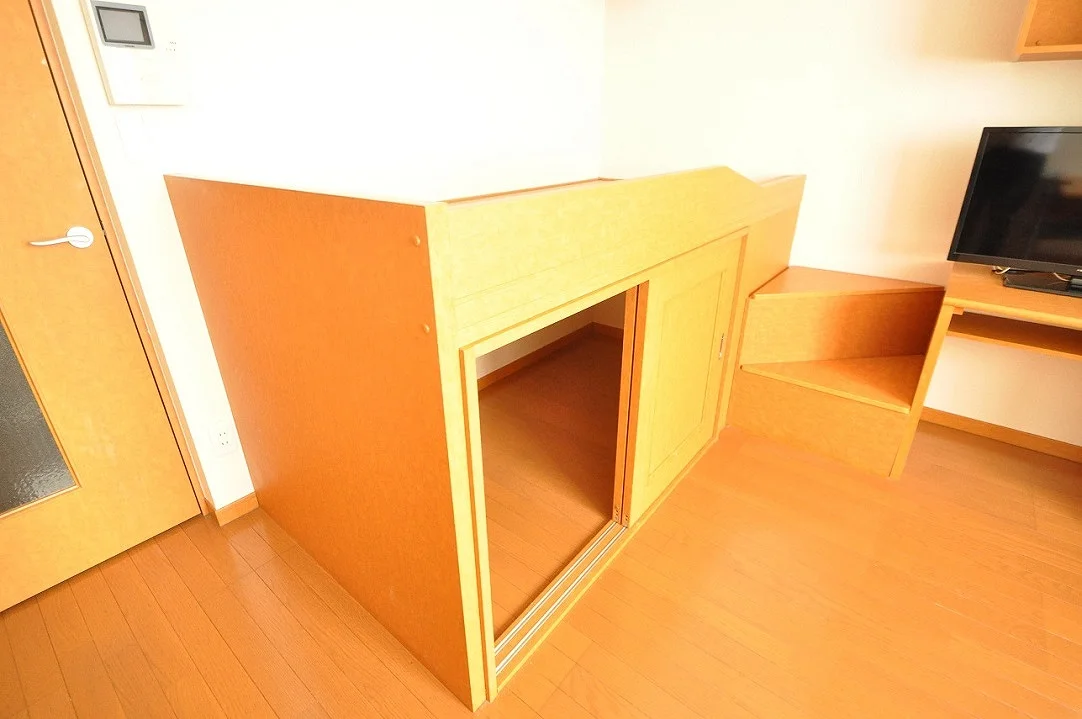 ベッド下には広々収納スペース！