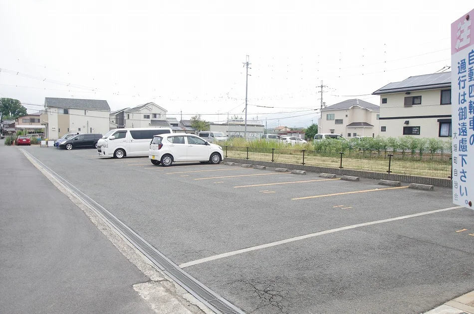 広めの駐車場で停めやすいです