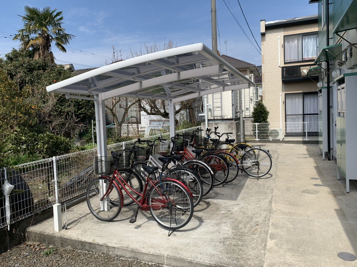 屋根付き駐輪場（無料）
