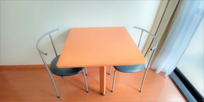 テーブル・椅子設置済