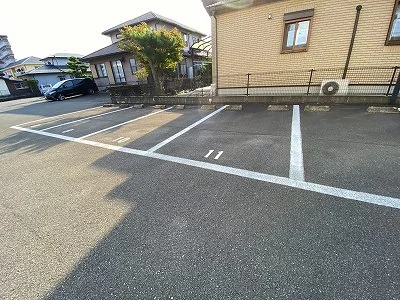 敷地内駐車場　空車状況はお問合せ下さい。