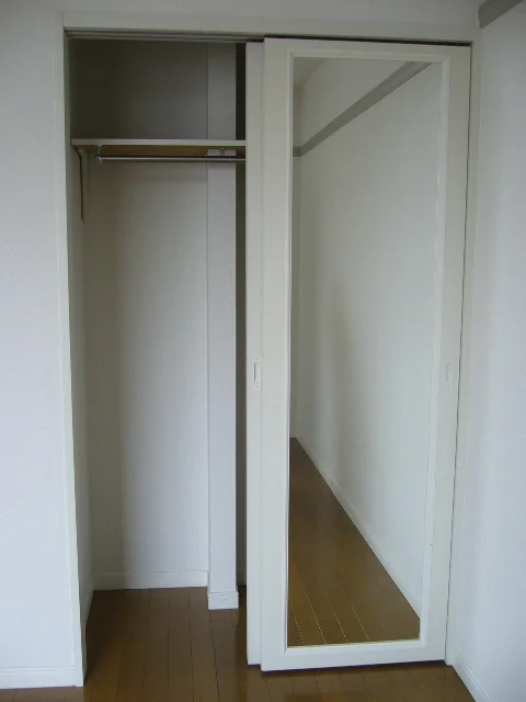 収納の扉はミラーになっています！