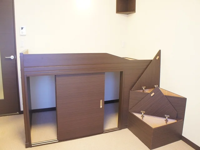 ベッド下は収納スペースとなっております！