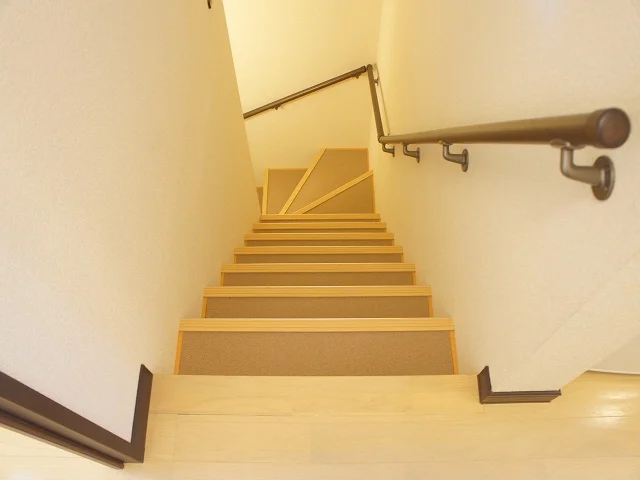 玄関入ってすぐの階段を上って居室にあがるタイプです。