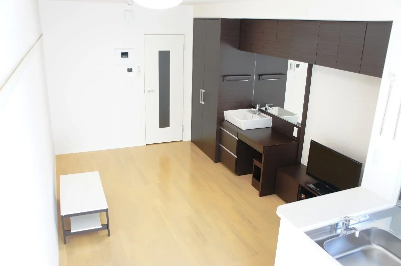 最寄の小牧原駅から徒歩5分。コンビニ、スーパーも近い。