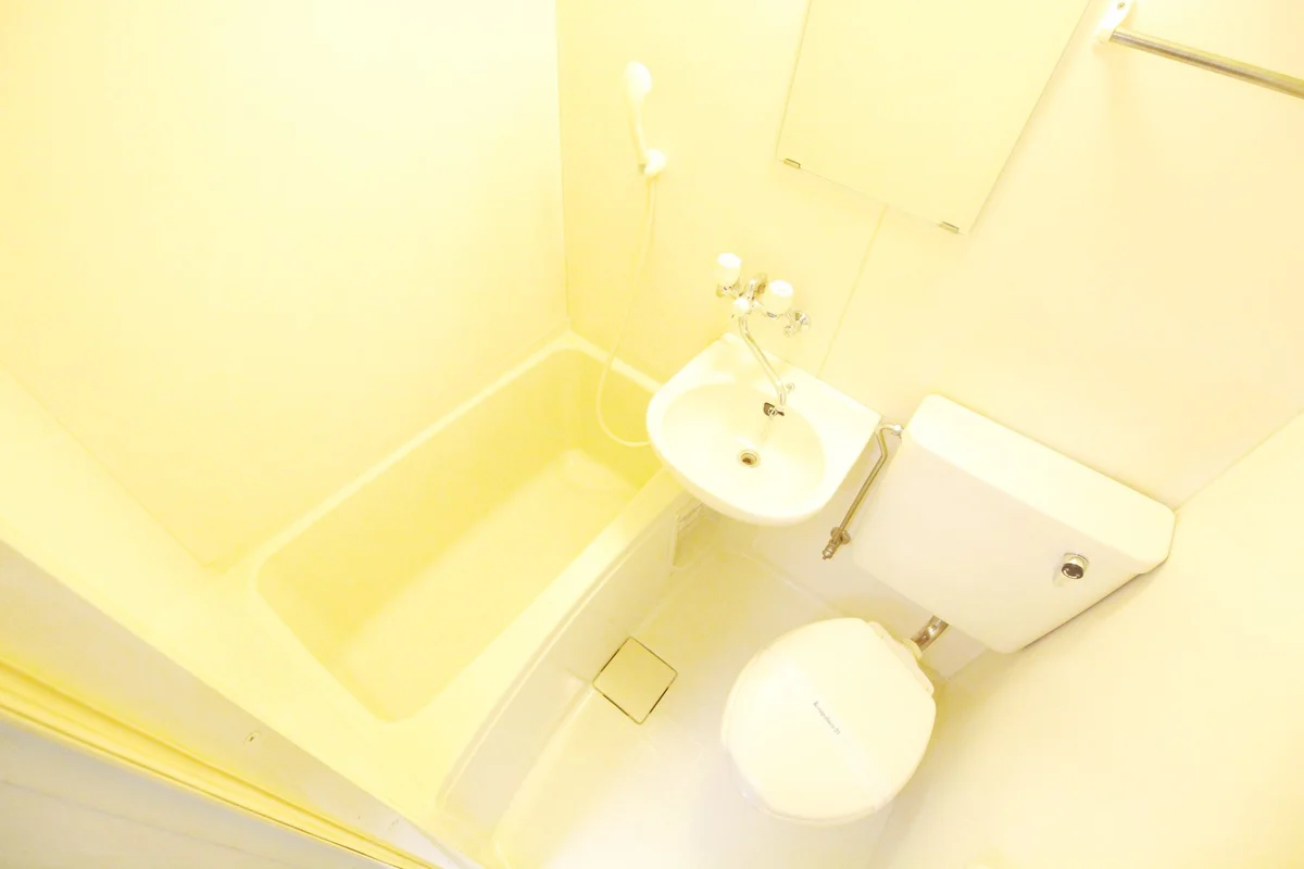 シャワーカーテンをご用意下さい。