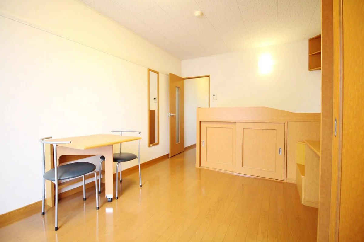 ベッド、テーブルは造り付けになっています☆