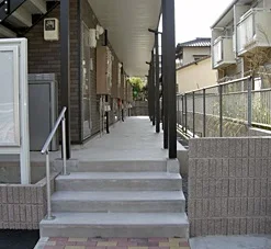 共用部分は清掃業者が清掃しております。