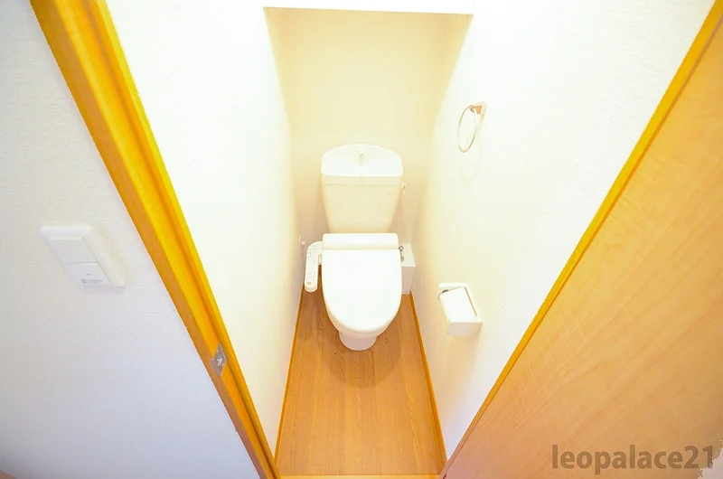 温水洗浄便座。実際のトイレは仕様が異なる場合がございます