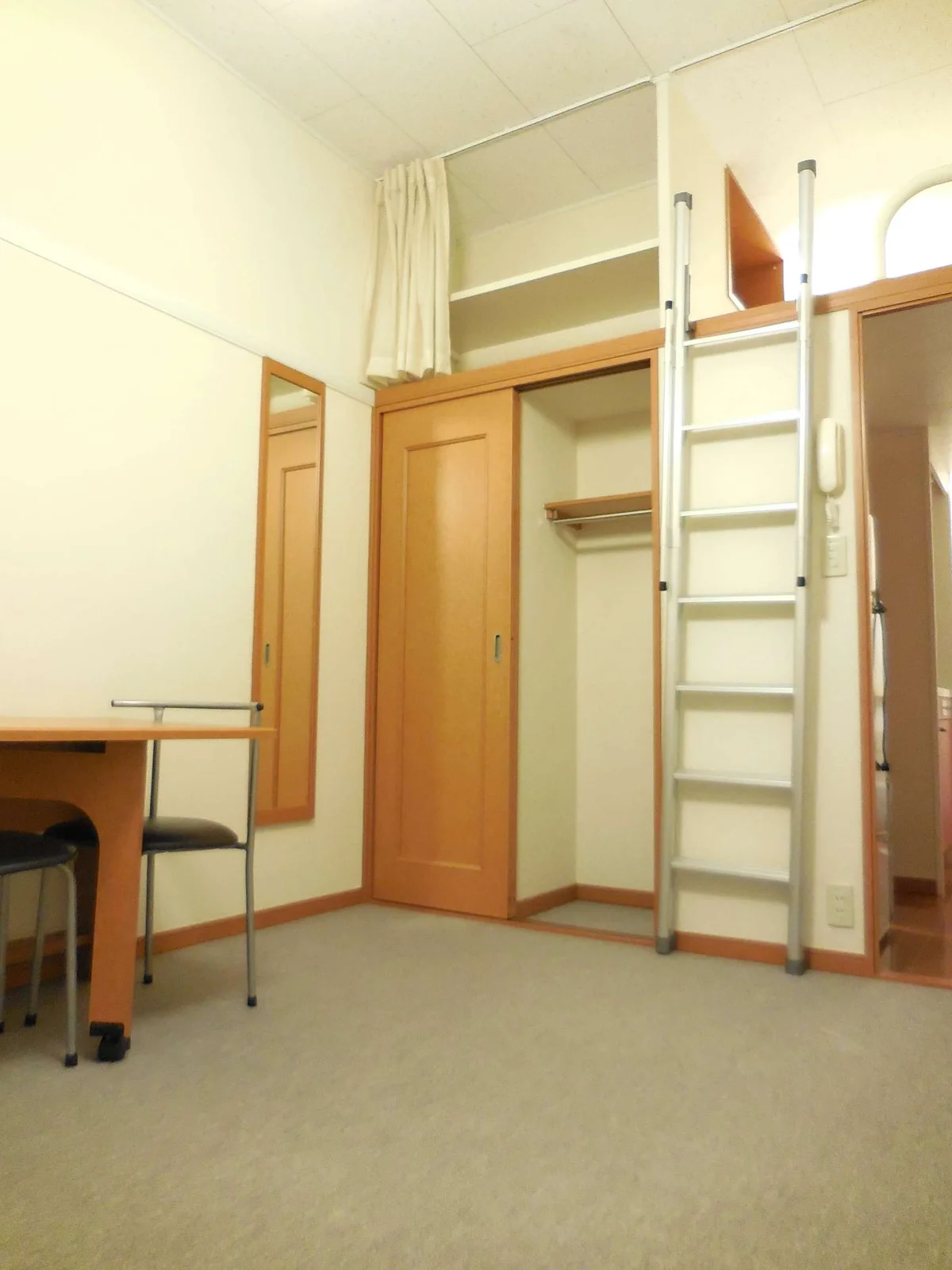 ロフトタイプのお部屋は高さのある収納がポイントです。