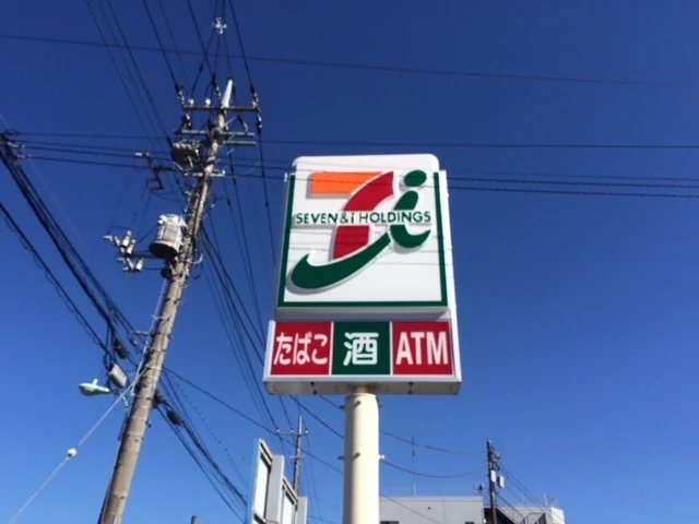 セブンイレブンまで560m、徒歩6分です。