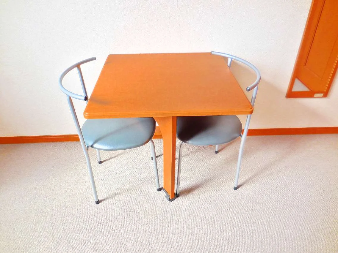 折り畳み可能なテーブル・椅子付です。