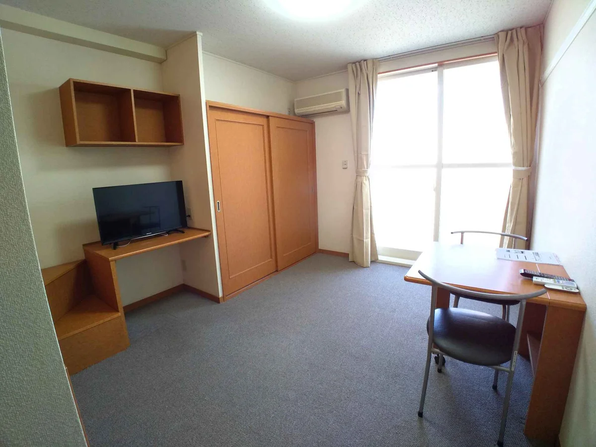 ワイドな窓にて明るいお部屋