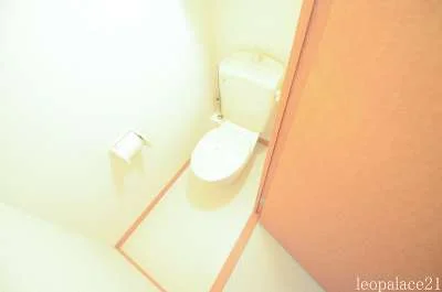 明るく清潔感のあるトイレ