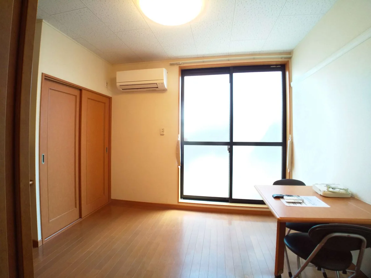 ワイドな窓にて明るいお部屋