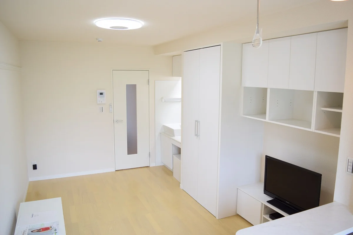 白を基調とした清潔感のある洋室