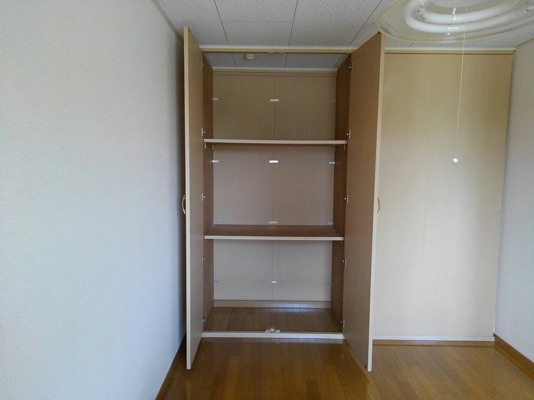 大きな収納があり荷物置きに困りません♪