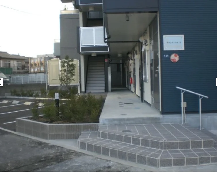 アパート入り口・駐車場