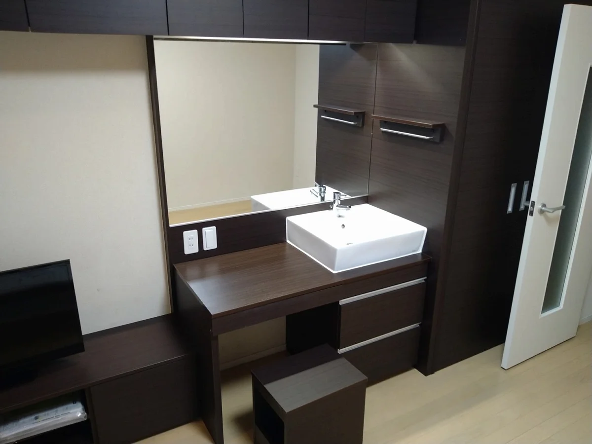 独立洗面台　大きな鏡と椅子付きです♪