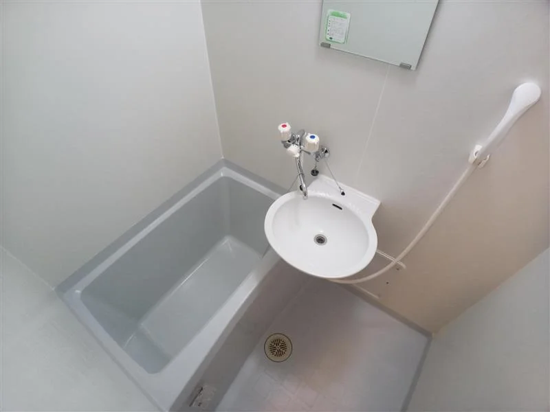 洗面台つきのバスルーム