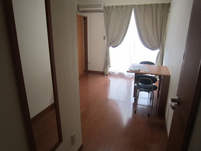 居室入り口に姿見鏡が付いています。2階床はカーペットです。