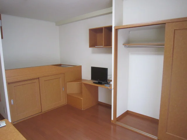 収納付ベッドが付いています。2階床はカーペットです。