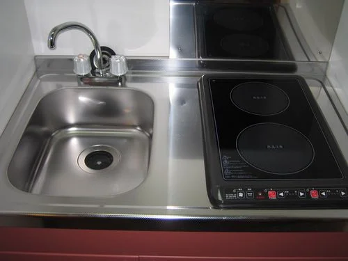 ラジエントヒーター２口付き。フラットなのでお掃除らくらく。