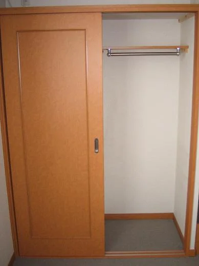 1階：フローリング、2階：絨毯