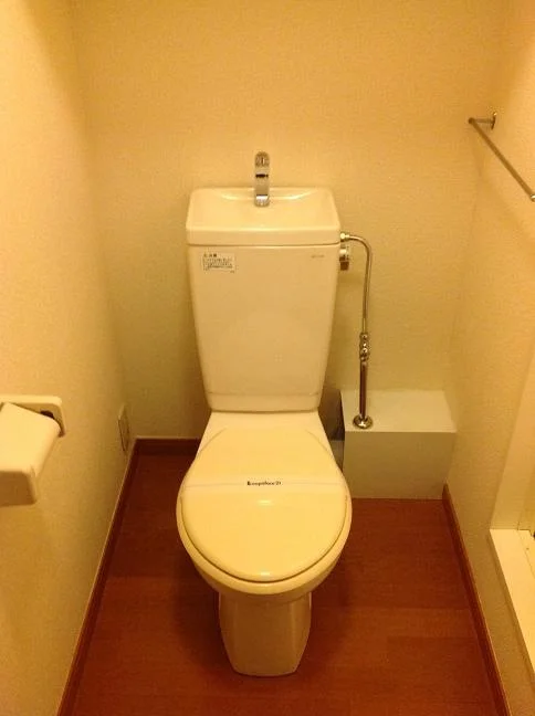 お風呂トイレ別の、シンプルなトイレです。