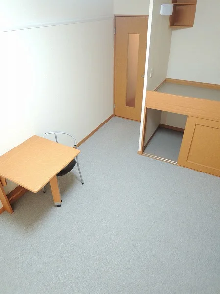 備え付けのテーブルは折りたたみ可能