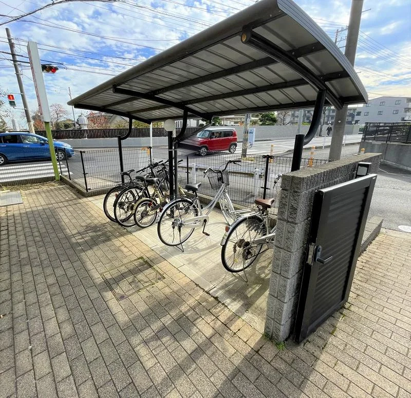 屋根付き駐輪場完備