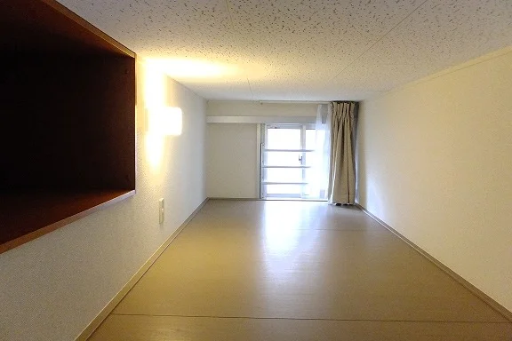 小窓付きの快適なロフト空間