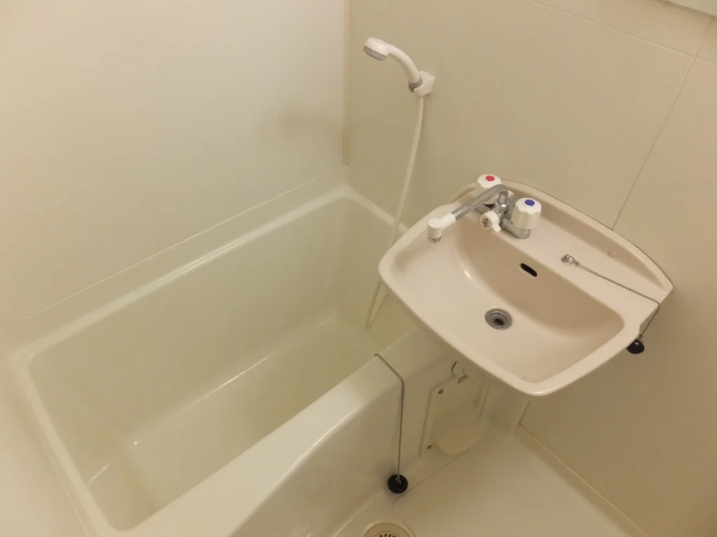 清潔感のある白を基調としたシンプルな浴室です。