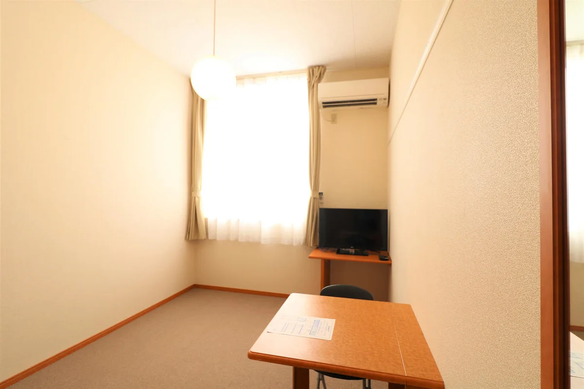 ロフトタイプは天井が高く開放的な窓から日が差し込みます！