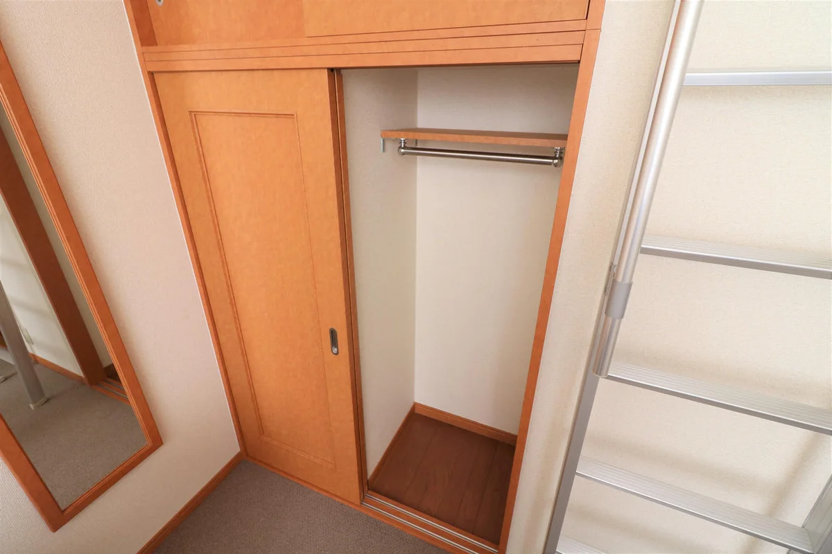 上下に豊富なクローゼット収納スペースを確保！
