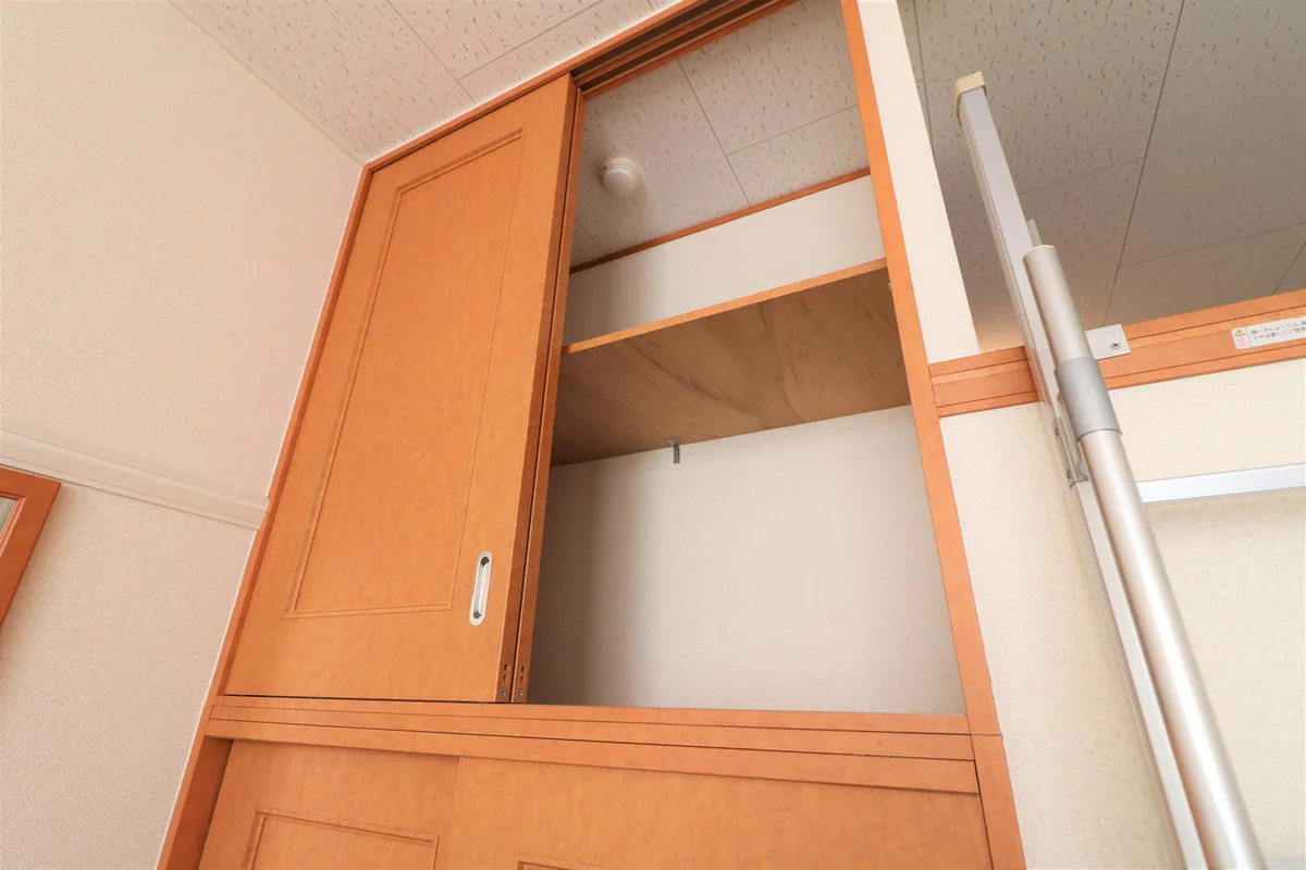 上下に豊富なクローゼット収納スペースを確保！