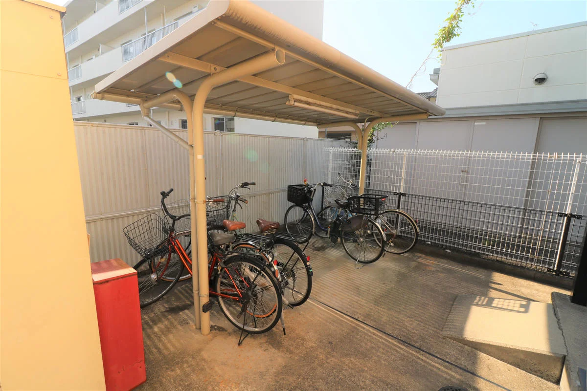 屋根付き駐輪場を完備（無料）