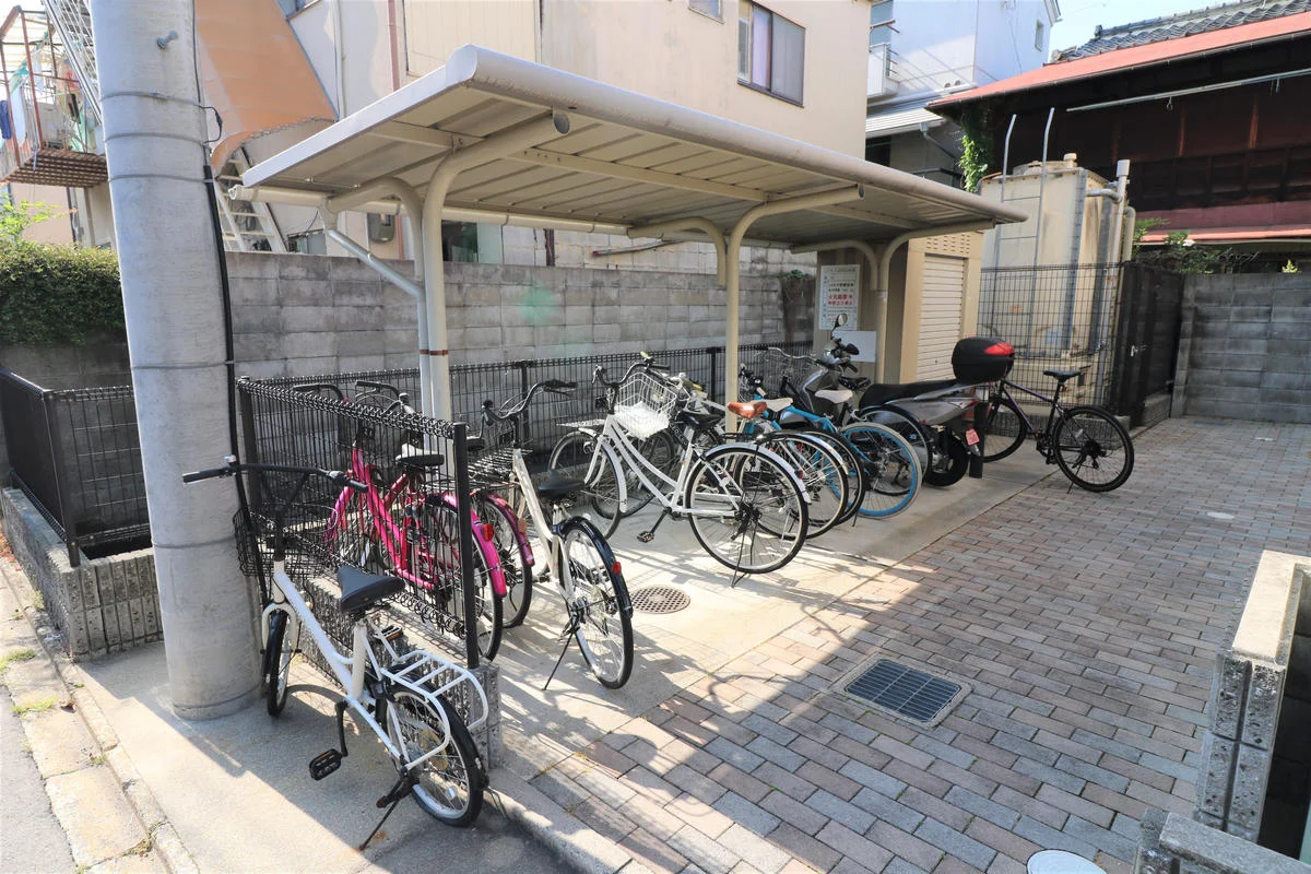 屋根付き駐輪場を完備（無料）※原動機付（50CC）までなら可