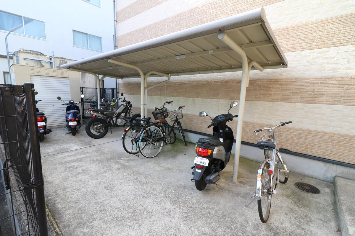 屋根付き駐輪場を完備